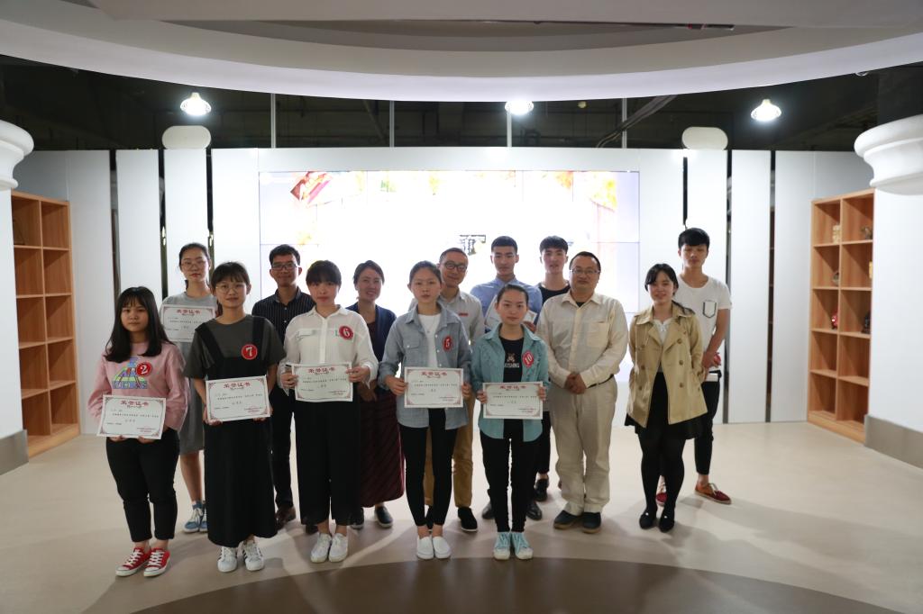 评委同获奖同学的赛后合影